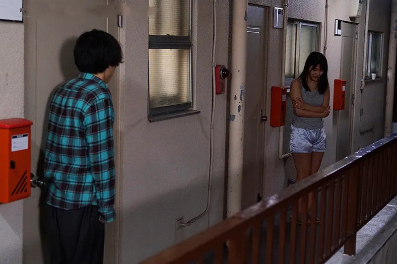 Bí mật vụng trộm với người phụ nữ hàng xóm cãi nhau bị chồng yêu đuổi ra cửa