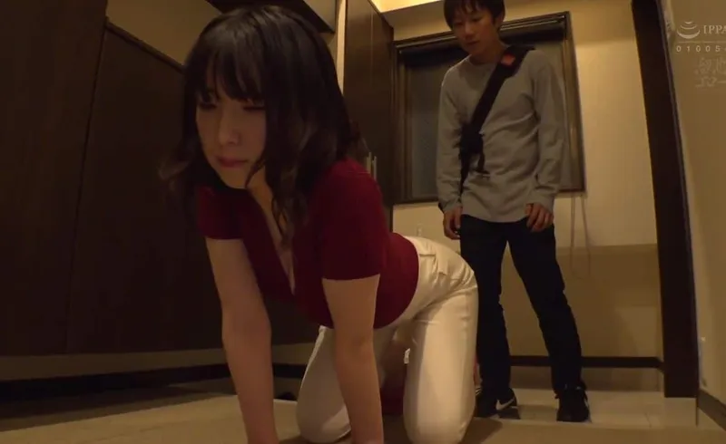 Người phụ nữ nhà bên thiếu thốn và cậu sinh viên may mắn cạnh bên