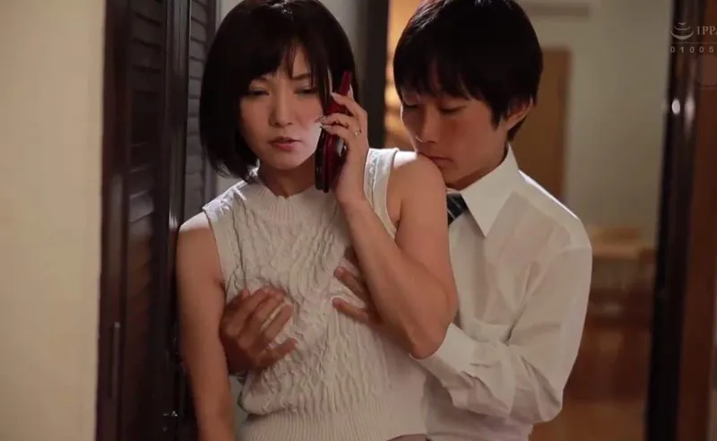 ông chồng đi đánh golf, người vợ ở nhà dẫn trai trẻ về phang cho sướng