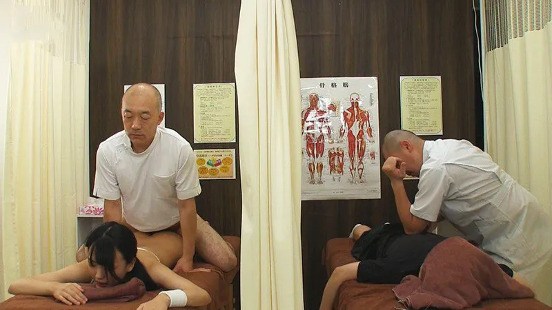 Dẫn con ghệ đi mát-xa rồi bị xxx cạnh bên mà không hề hay biết