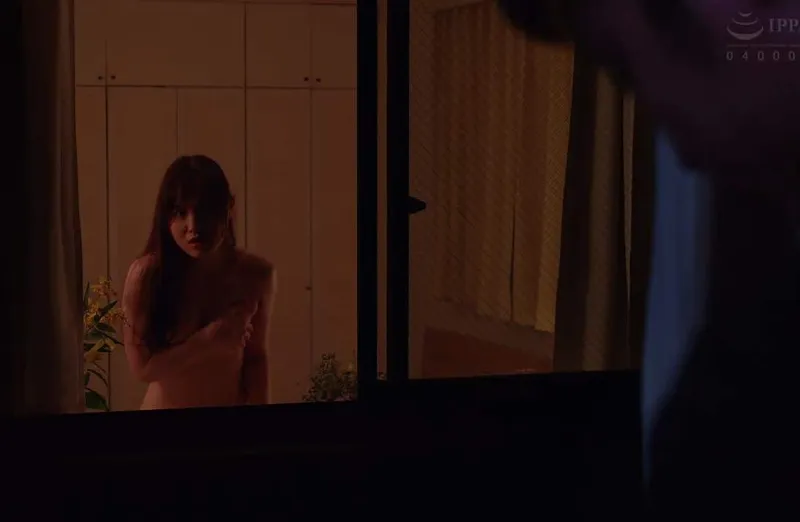 Cô nàng cạnh nhà chồng chồng nhà sát bên thường xuyên thay đồ ở ngay cửa sổ