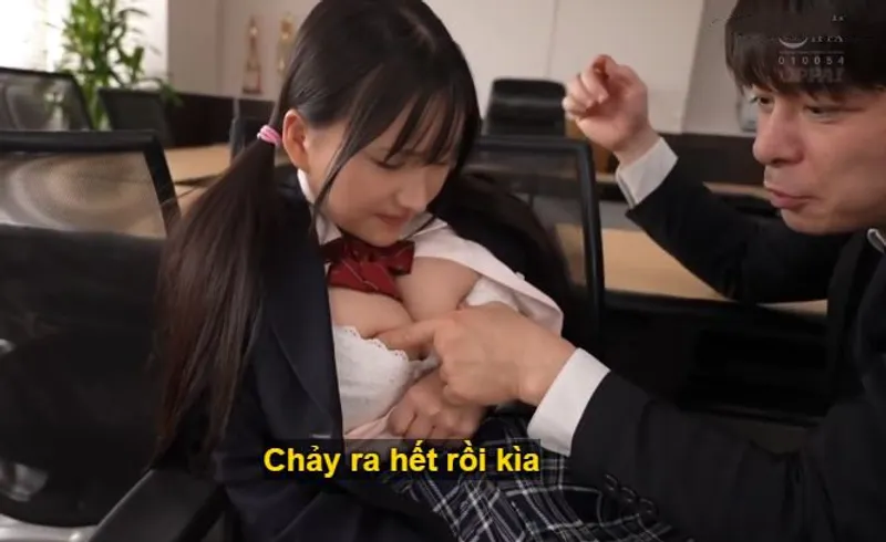 Trong suốt 3 năm, thầy giáo rèn luyện cô học trò ngực đẹp thành “ bình đựng tinh”