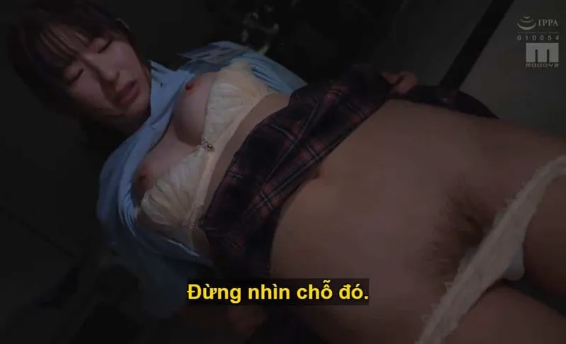 Sếp lớn mưu tính "lên giường" với em nhân viên kiêu kỳ lười nhác, suốt ngày chỉ chăm chăm chat chit cùng người yêu.