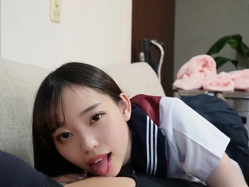 Nữ học sinh ngây thơ bị tên ba cóc chọc cậu bé giả vào lồn